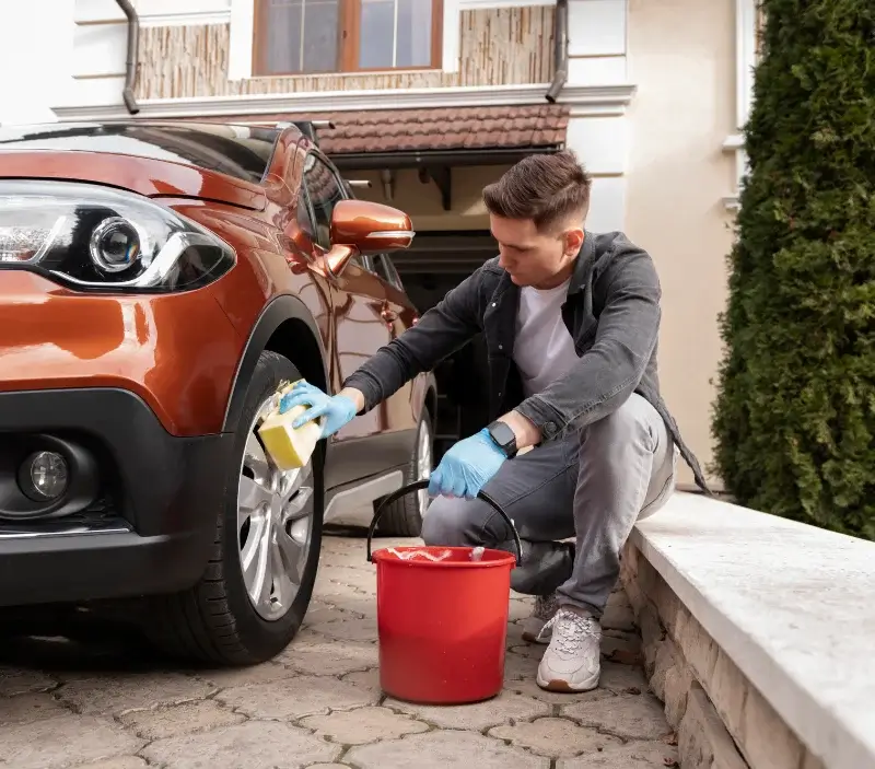 Lavage auto à domicile Soleilhas : professionnel intervenant sur un véhicule